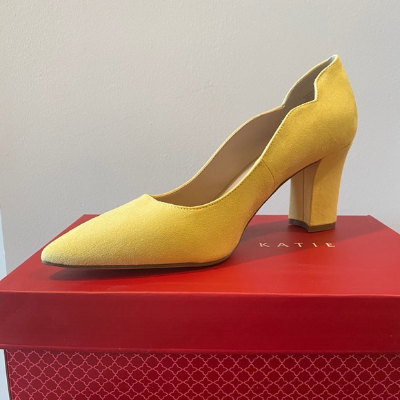 NEVER WORN Kelly & Katie Yellow Pump - Picture 1 of 9